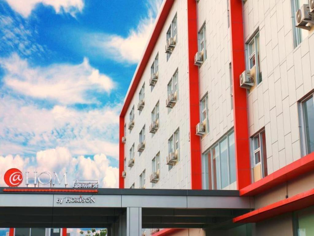 @Hom Premiere Cilacap Exterior foto